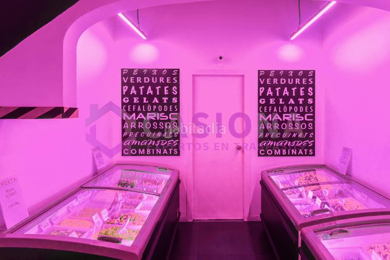 Foto cf78bb02-0f21-4603-8987-0bc317c22cbd. Traspaso local comercial traspaso supermercado congelador en Badalona