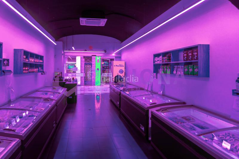 Foto f08940ee-7d7b-4c8e-9767-ec5d87984841. Traspaso local comercial traspaso supermercado congelador en Badalona