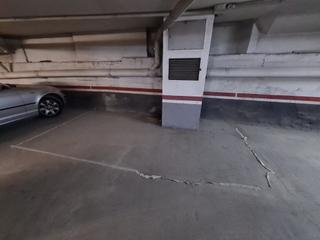Motorradparkplatz in Carrer d'enric borrs 138
