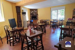 Location Local commercial à La Maurina. Bar restaurante en alquiler con traspaso, y opcion de venta.