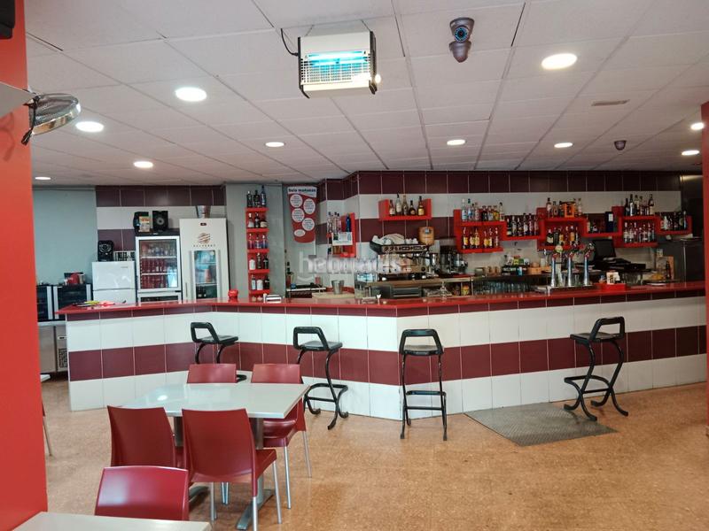 Foto 83fb38d7-69f1-4d50-9561-2e1f7c92eb84. Traspaso local comercial se traspasa excelente bar con actividad y todos los permisos activos. en Terrassa