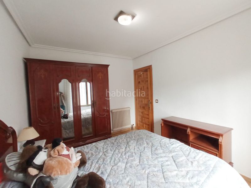 Foto e42662c8-3e97-421b-b3cf-74f1f97b5f2d. Casa pareada en Barriada de Yagüe Burgos