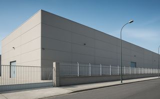 Rent Industrial building in Avenida de la lealtad 8
