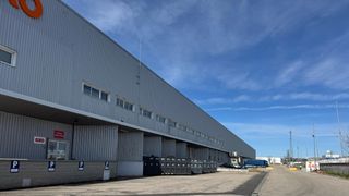 Rent Industrial building in Avenida del río henares 38