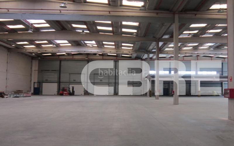 Foto f12eb51e-314a-4b98-8eaa-3a0cc6363dff. Affitto capannone industriale in calle río zújar 25 in Getafe