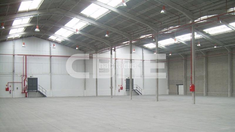 Foto 1b202568-7faf-494b-90f4-700f40f480fb. Rent industrial building in avenida de la industria 22 in Coslada