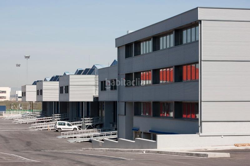 Foto c85f83ae-d024-4727-b8c7-9bdd5be392f0. Rent industrial building in avenida de la industria 22 in Coslada