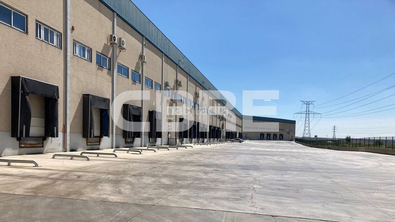 Foto 127b21a8-a475-44a7-8ec5-60a6e7d67587. Rent industrial building in calle del bronce 12 in Seseña
