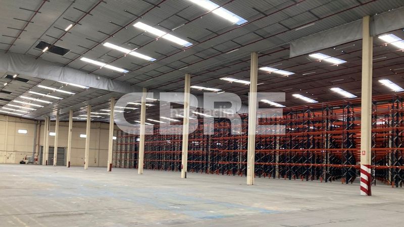 Foto d5b1624f-0bb2-4eaa-ba3e-f6875bb3a8be. Rent industrial building in calle del bronce 12 in Seseña