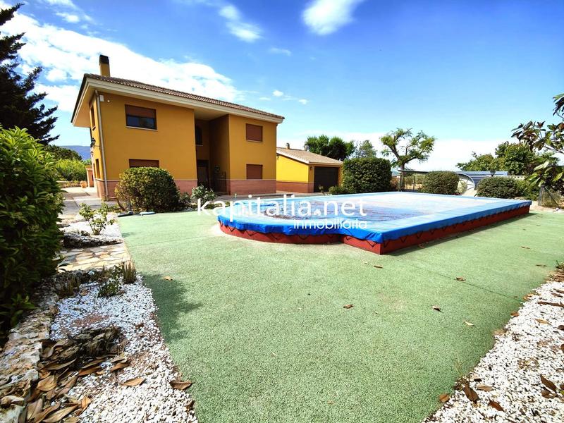 Foto ede2ea9a-312c-42eb-a646-e7b7ee4bc8b4. Chalet avec parking piscine dans Banyeres de Mariola
