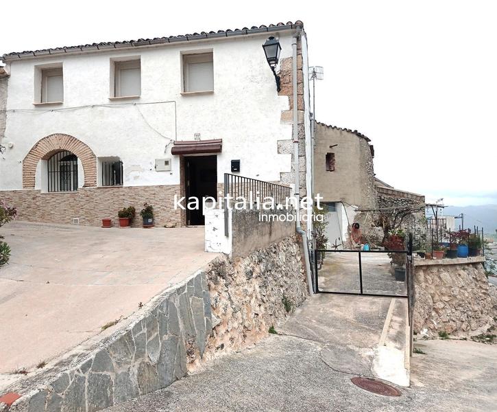 Foto 4a69d164-a849-4fe3-8cd6-9cbc6aa71495. Casa  a la venta con muy buenas vistas. en Almudaina