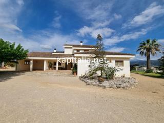 Xalet a El Pilar. Chalet en venta en ontinyent, a solo 200 metros del casco urbano