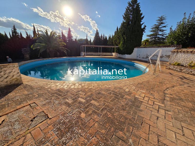 Foto 0b077041-4ee0-4fbb-80b3-b32e70a7dc59. Chalet espléndido chalet con piscina y vistas en Ontinyent