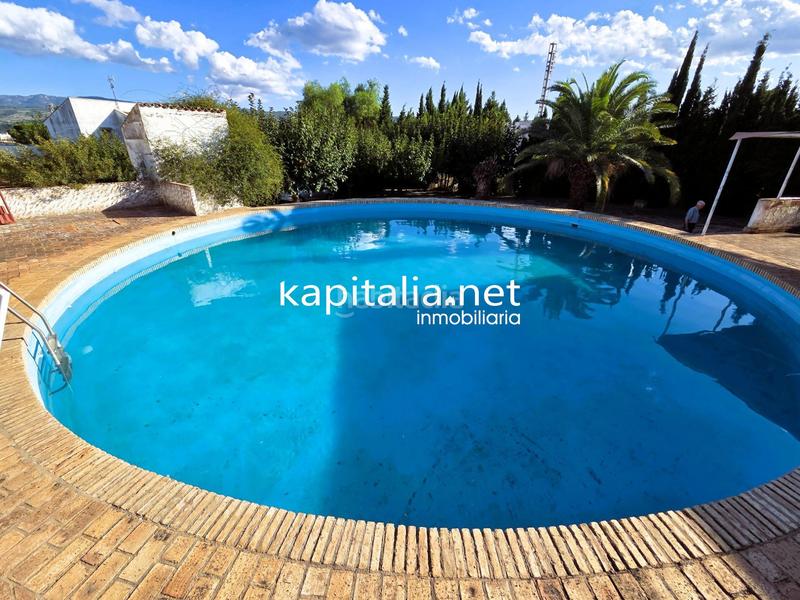 Foto f8ace047-f14d-43ed-bba7-f2a42db2f0ae. Chalet espléndido chalet con piscina y vistas en Ontinyent