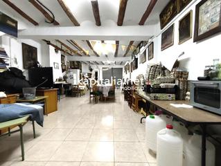 Haus in Bufali. Casa a la venta para reformar con buena ubicación.