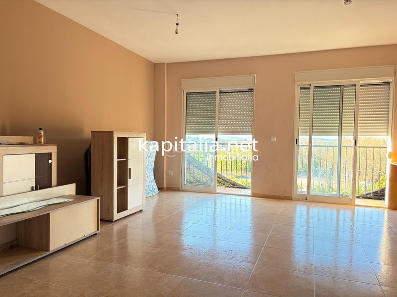 Foto cf17115a-9fa2-4b48-801e-7f0cc109eb9c. Casa adossada amb aparcament a Bèlgida