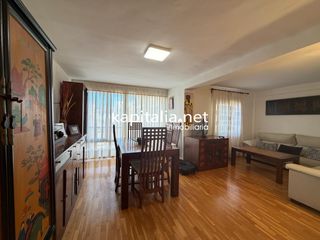 Piso en Sant Josep-Zona Hospital. Luminoso piso venta en el centro de la ciudad.