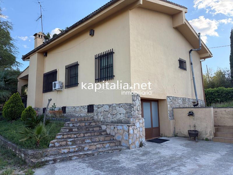 Foto b4a2f746-64cc-48f0-b718-4cf632693b44. Xalet amb aparcament a Centro Ontinyent