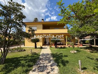 Chalet in El Pilar. Espectacular chalet en urbanización en ontinyent.