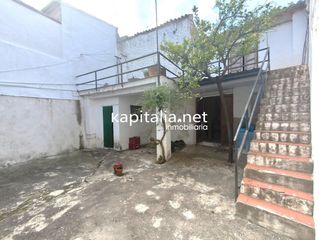 Haus in Gaianes. Casa con amplio patio y garaje a la venta en gaianes