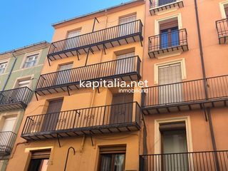 Piso en Centre-Zona Alta. Piso para reformar con gran balcón junto al partidor