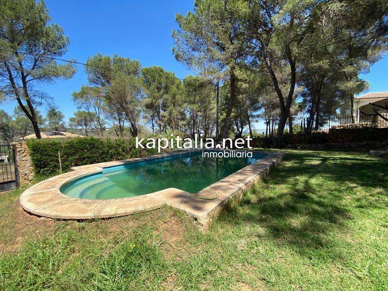 Foto f40ed557-a8dd-4604-8613-ade0be595593. Xalet amb piscina a Alberic