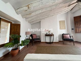 House in Centro. Casa de tres plantas a la venta en ontinyent