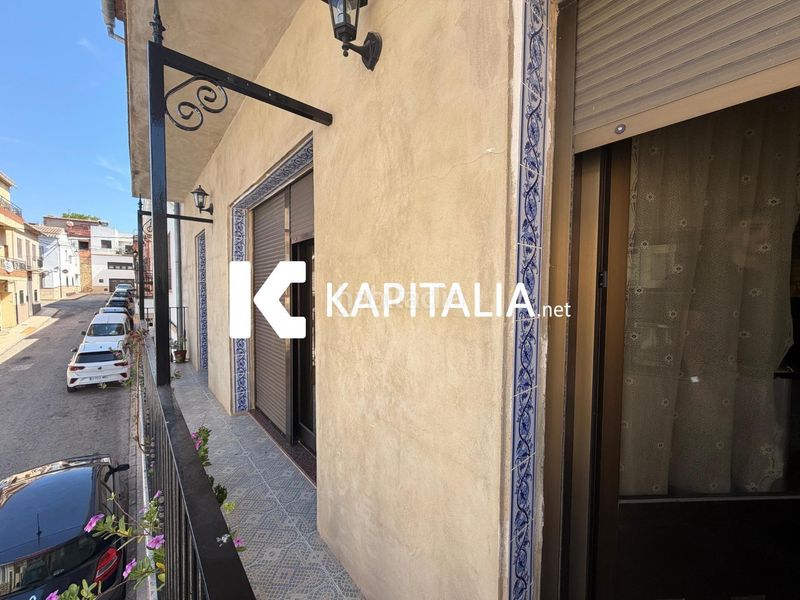 Foto 1889293b-5927-4216-bcc0-6b8ce9ae35a9. Casa amb aparcament a Llutxent