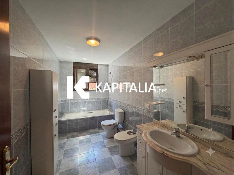 Foto b794c836-62ad-477c-b293-a96bb262bad0. Casa amb aparcament a Llutxent