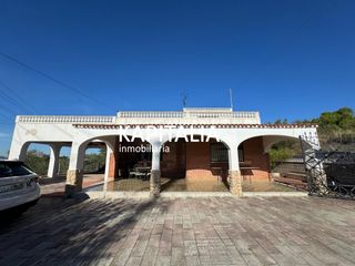 Chalet in Sant Josep-Zona Hospital. Chalet independiente en venta en ontinyent con piscina y gran pa