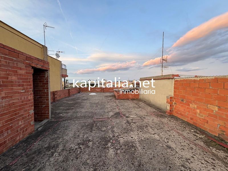 Foto 7d6b9a39-6866-4363-a60c-f6a45af6b998. Casa edificio de 3 plantas para terminar de construir a la venta en Manuel
