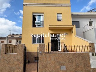 Casa a schiera in Calle jesus 50. Exclusivo adosado a la venta listo para entrar a vivir en anna