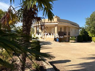 Xalet a El Pilar. Chalet en venta en ontinyent, a un paso del casco urbano y con b