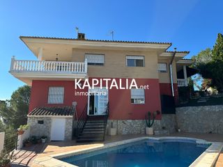 Chalet à Alberic. Chalet en venta en monte júcar, alberic, con piscina, jardín, ga