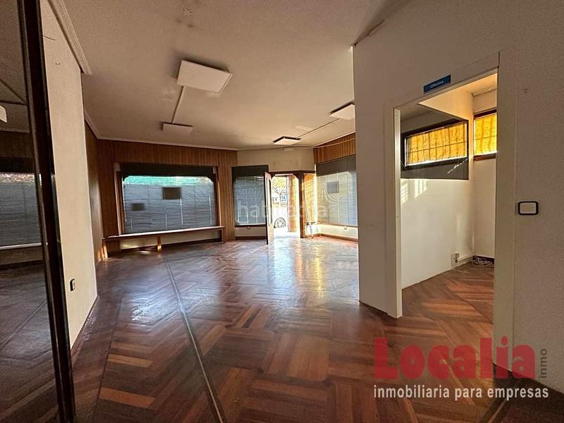 Foto fb0d4448-a1b1-4b33-9427-b1a574b426bc. Alquiler local comercial amplio local comercial con dos entradas en Torrelavega