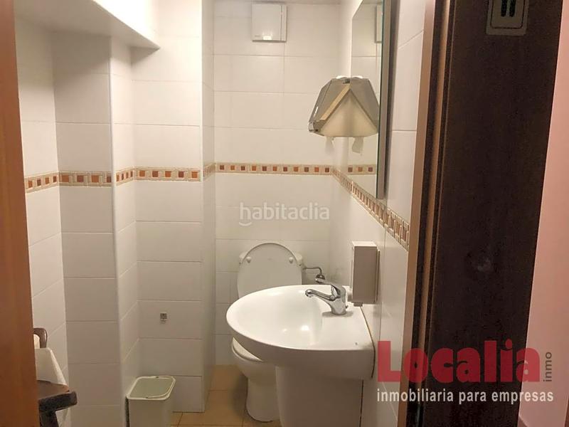 Foto 35e88c0a-35da-46b1-a3cf-1e9b6ff049f1. Alquiler local comercial amplio bar para entrar a trabajar . en Torrelavega