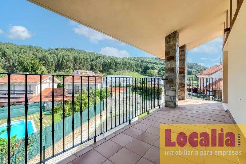 Foto a13634a4-39bf-4f62-a7f3-10eb1a989a12. Maison avec parking piscine dans Samano Castro - Urdiales