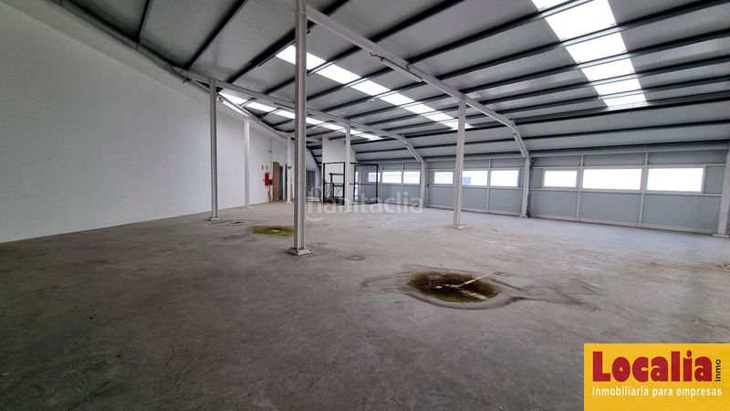 Foto ab28fb45-396a-45e3-83a4-c962cf682c3f. Alquiler nave industrial extensa nave industrial con parking . en Santander
