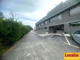 Fabrikhalle in Astillero (El). Naves industriales con edificio de oficinas