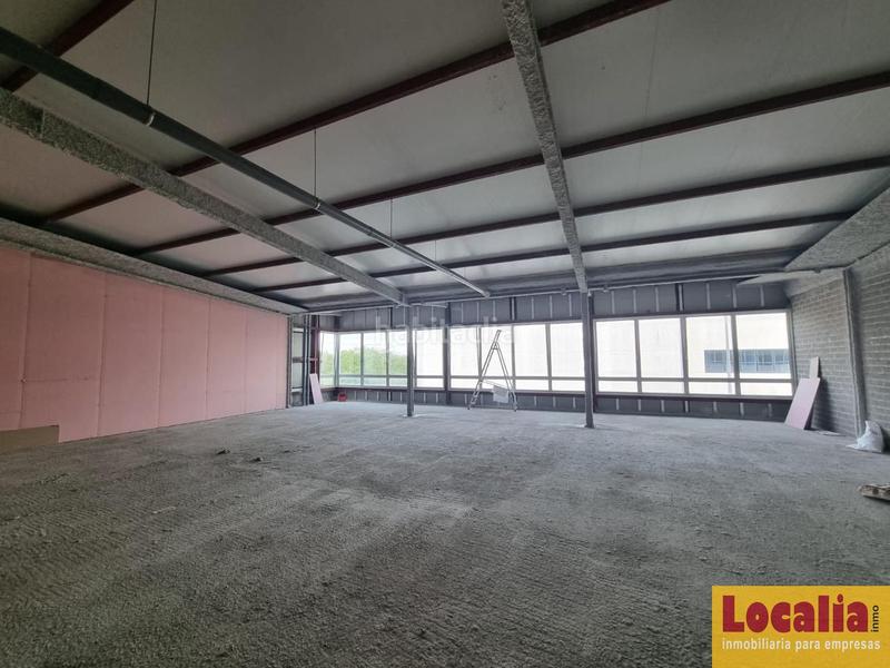 Foto 38f3e0c2-a069-48aa-9667-758d0f30d4a9. Rent office space with parking in Revilla Camargo