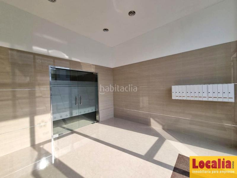 Foto dbce50ee-de49-4539-92ea-a8db0b0eee3c. Lloguer oficina amb aparcament a Revilla Camargo