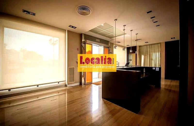 Foto 119940d5-a58e-4d0b-b389-9bad61440be0. Alquiler local comercial excelente local frente al mar en Santander