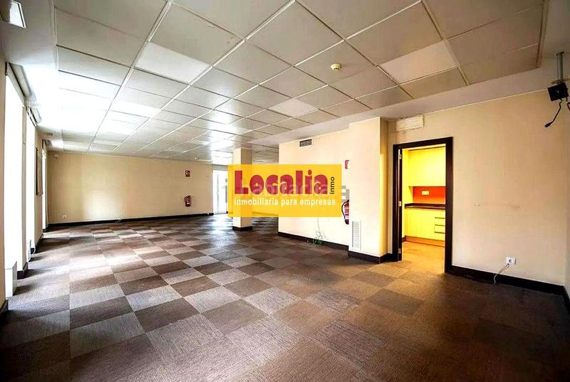 Foto b0cdf86b-54aa-4206-bde2-b07f26b3d901. Alquiler local comercial excelente local frente al mar en Santander