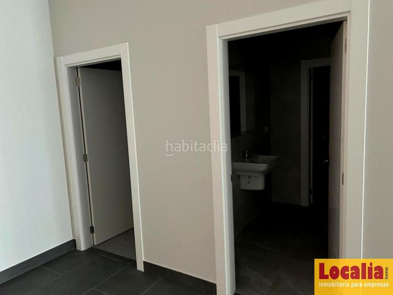 Foto b7dc7e61-6859-4fda-a364-6474fc3a34a7. Location bureau avec parking dans Revilla Camargo