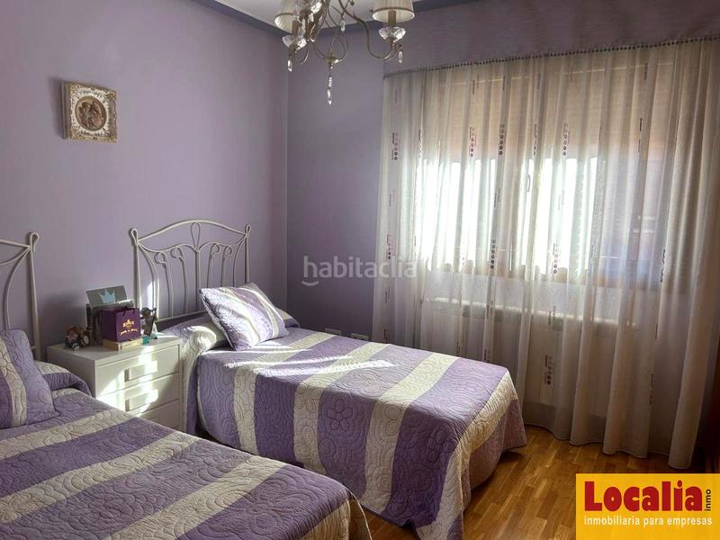 Foto e7ac82e9-e95d-4f7b-8b42-efd310a48d39. Casa magnífico chalet con garaje y trastero, en El Cristo Palencia