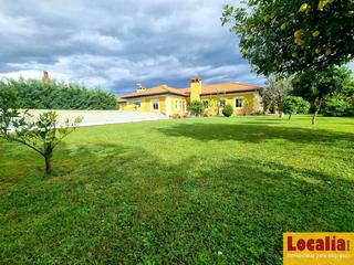 Haus in Cerezo - Aspla - Torres. Atractivo chalet con amplio terreno, torrelavega
