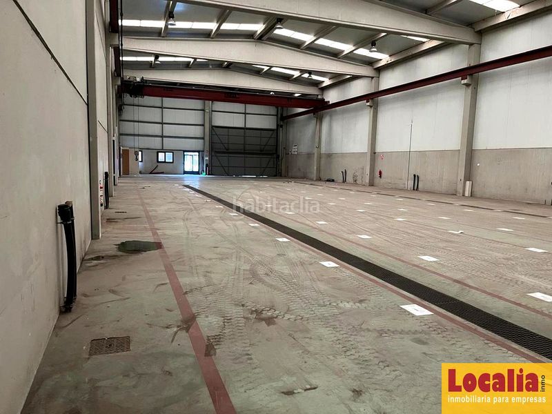 Foto 1b8a99c3-b7ef-46ab-9883-5cfc33e09eb2. Alquiler nave industrial amplia nave con puente grúa en Santander