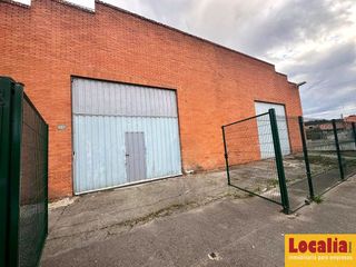 Capannone industriale in Inmobiliaria - Barreda. Nave industrial en venta con campa, torrelavega