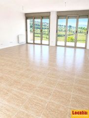 Maison à Barrio la revilla 7. Amplio chalet con jardín y garaje, hazas de cesto