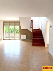 House in Barrio la revilla 7. Amplio chalet con jardín y garaje, hazas de cesto
